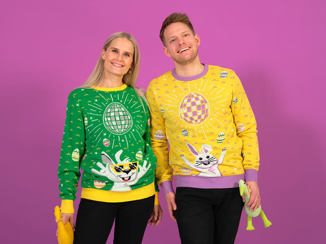 En mand og en dame iført hver deres påskesweater med en discohare på.