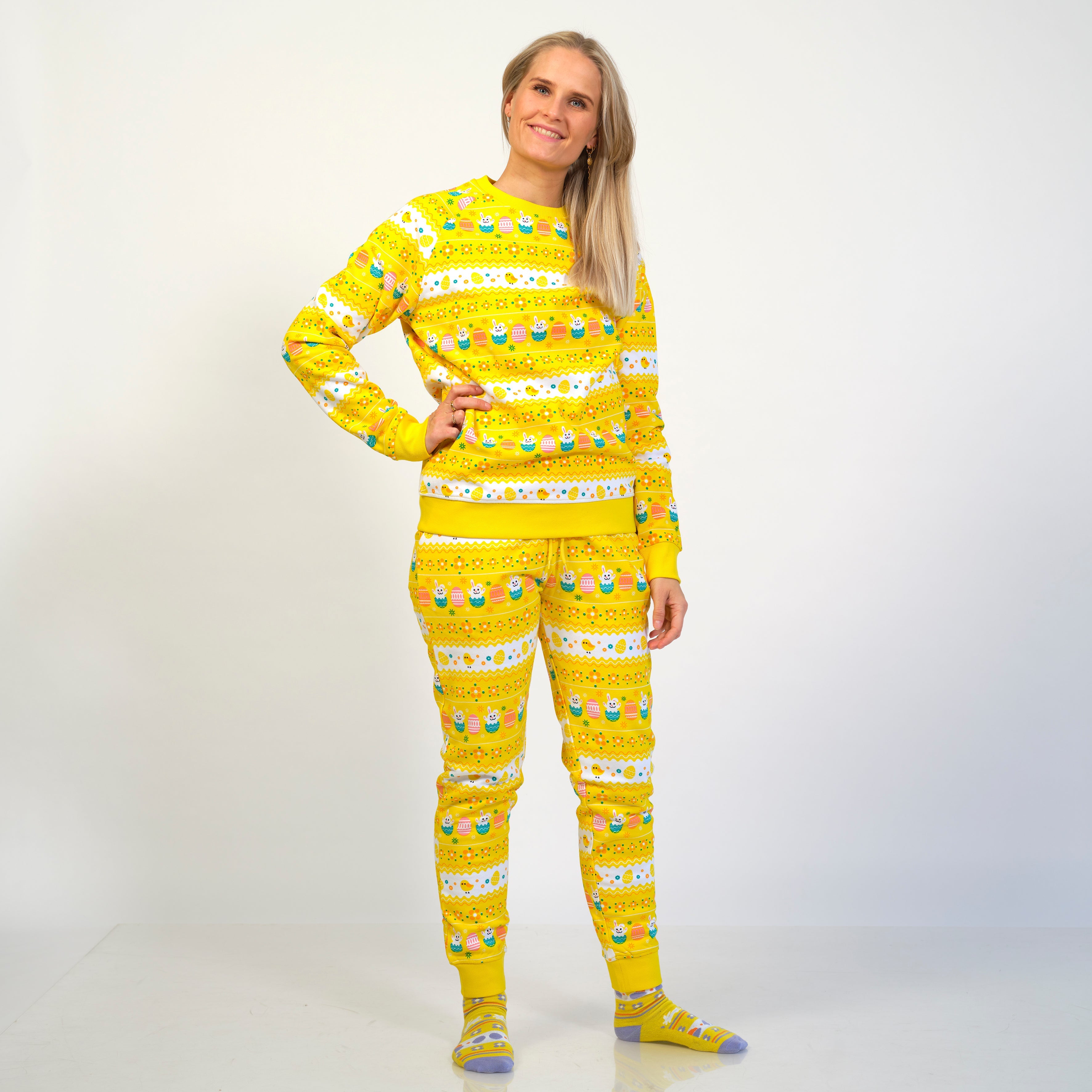 En smilende kvinde i gult påskesæt.