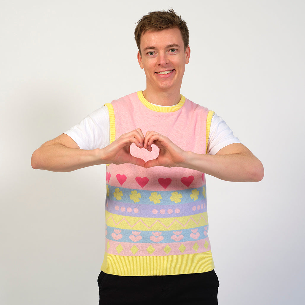 En smilende mand i en flot påskevest.