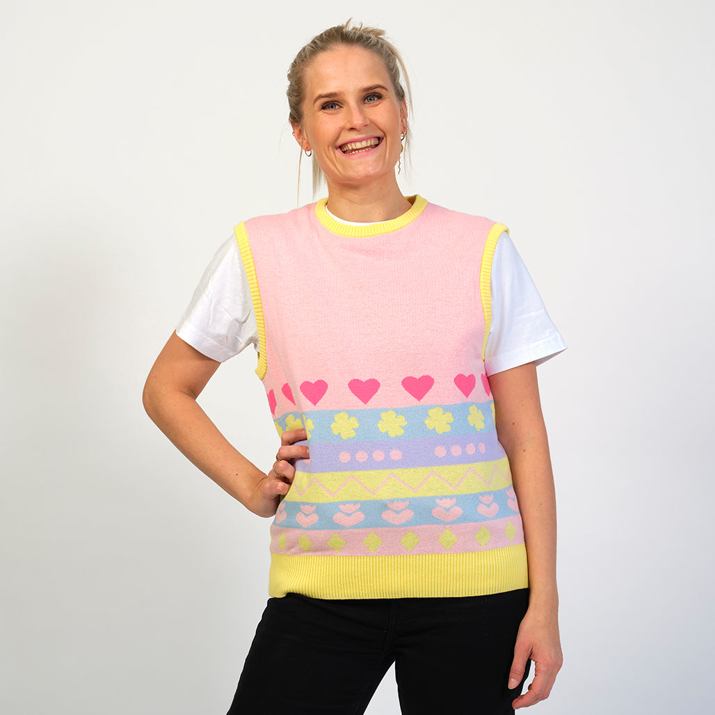 En glad dame i en sød påskevest.