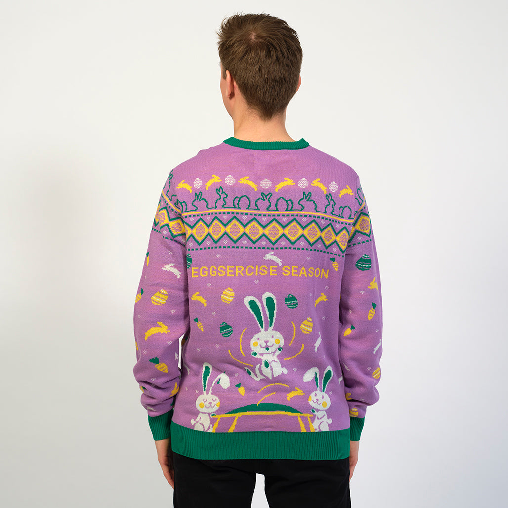 En mand står med ryggen til i sin påskesweater.