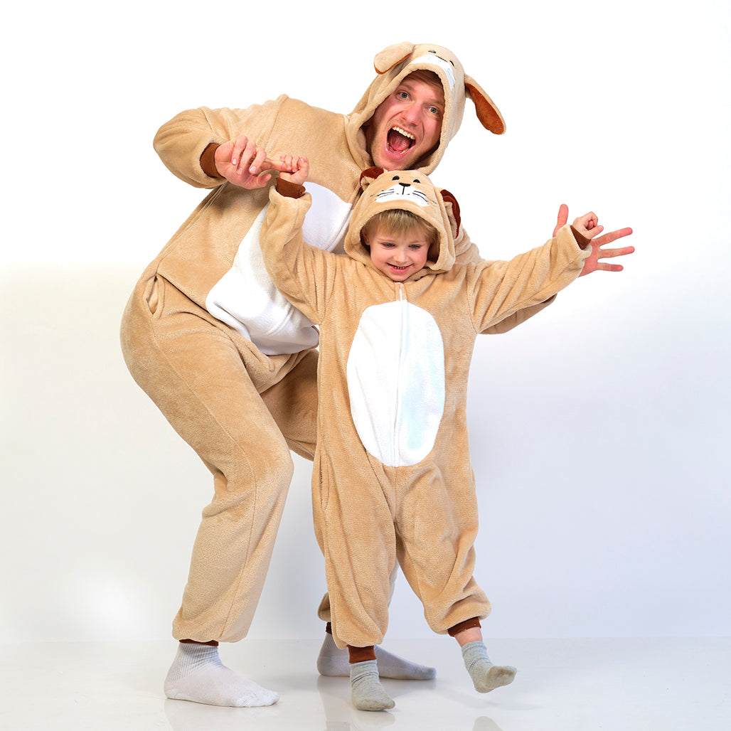 En mand og et barn iført en lysebrun påskeharejumpsuit.