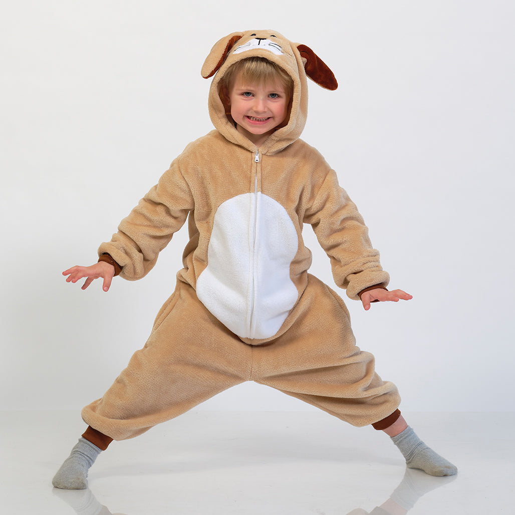 Et lille barn iført en påskeharejumpsuit.