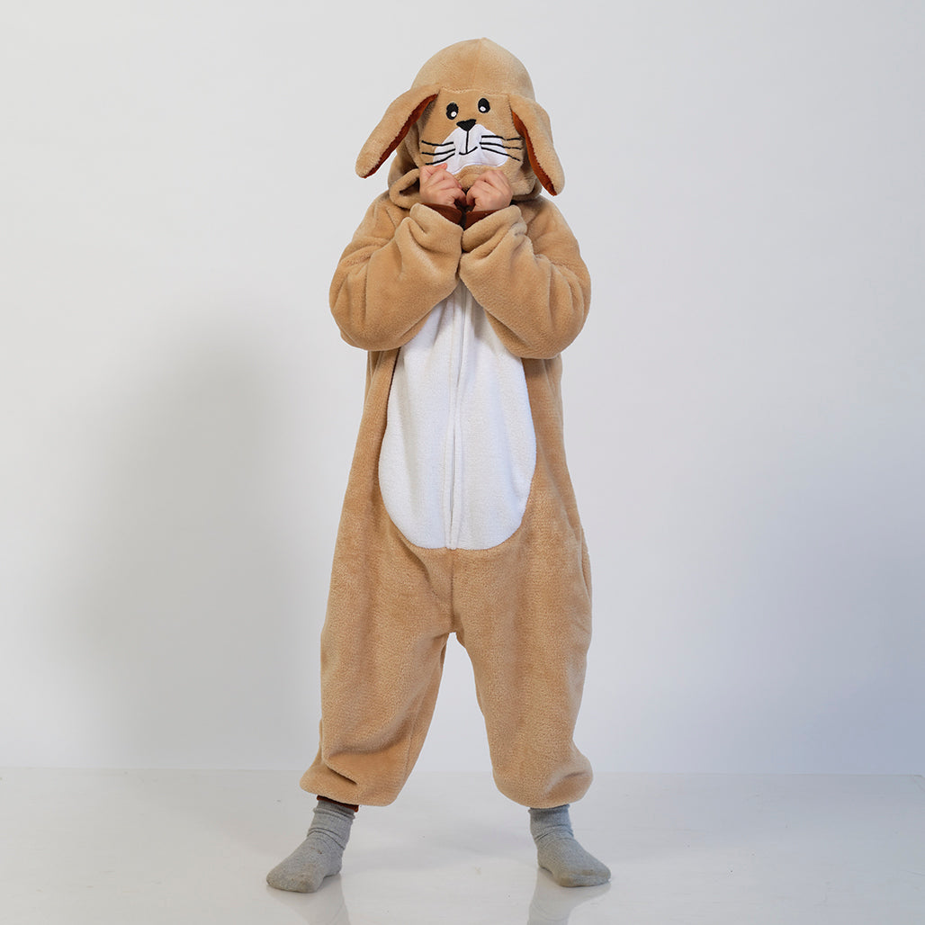 Et barn iført en påskeharejumpsuit gemmer sig under jumpsuitens hætte.