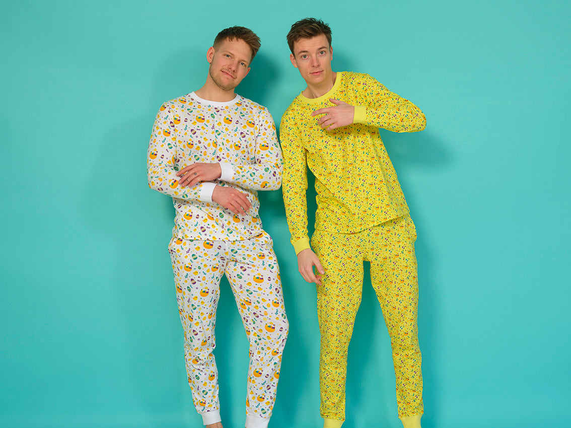 2 mænd smiler og poserer sammen i deres påskepyjamas.