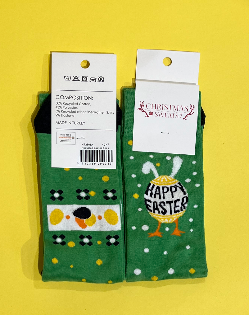 Et par påskesokker med et klækket æg og påskemønster.