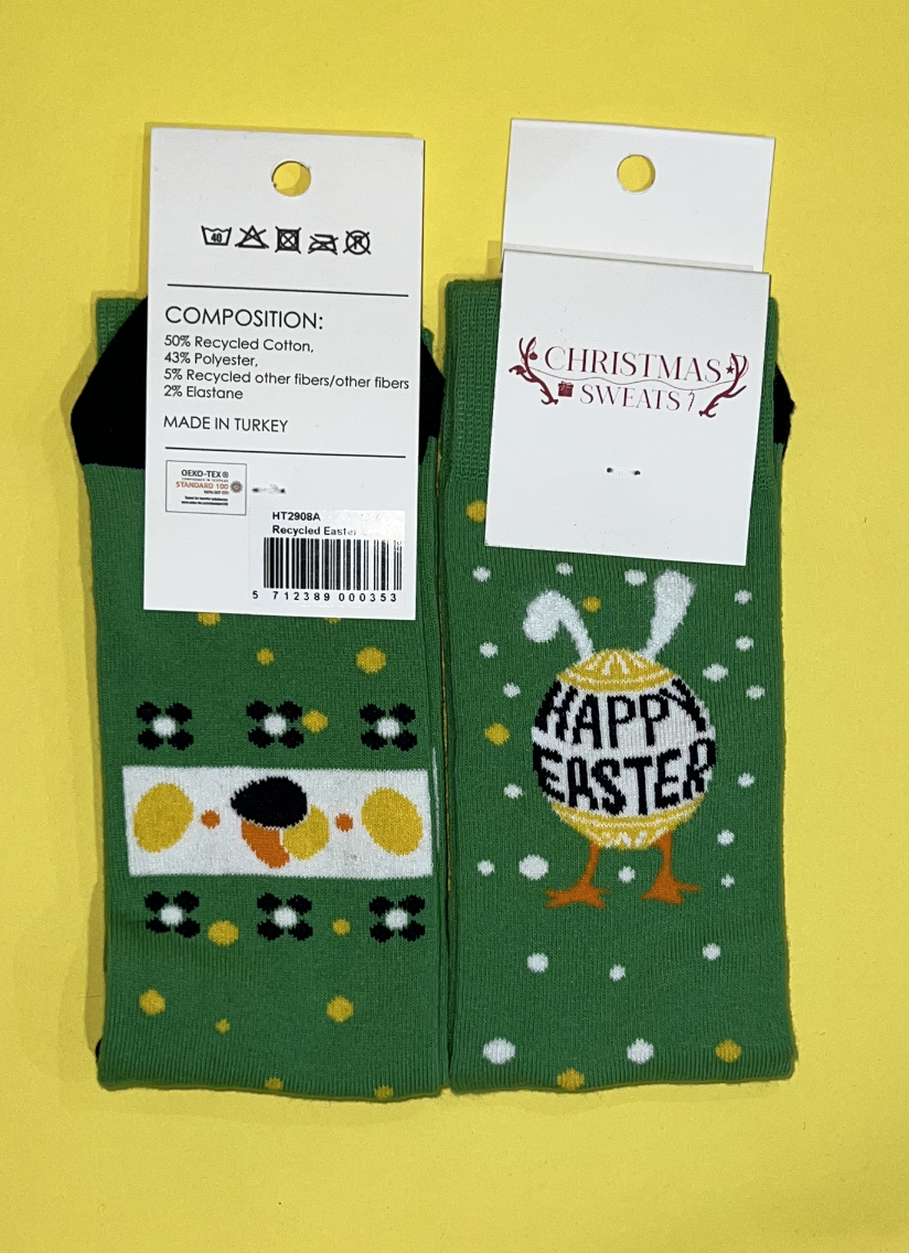 Et par grønne påskesokker med mønster og citatet 