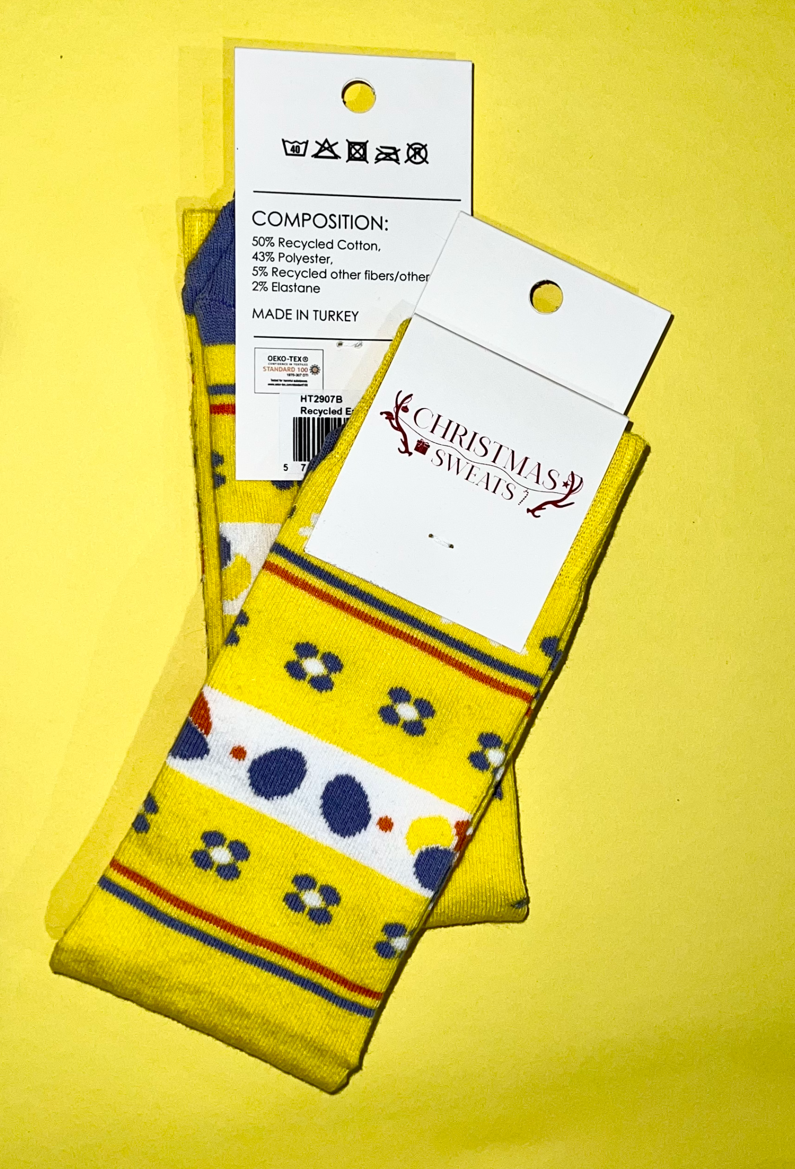 Et par gule påskesokker med striber og mønster.