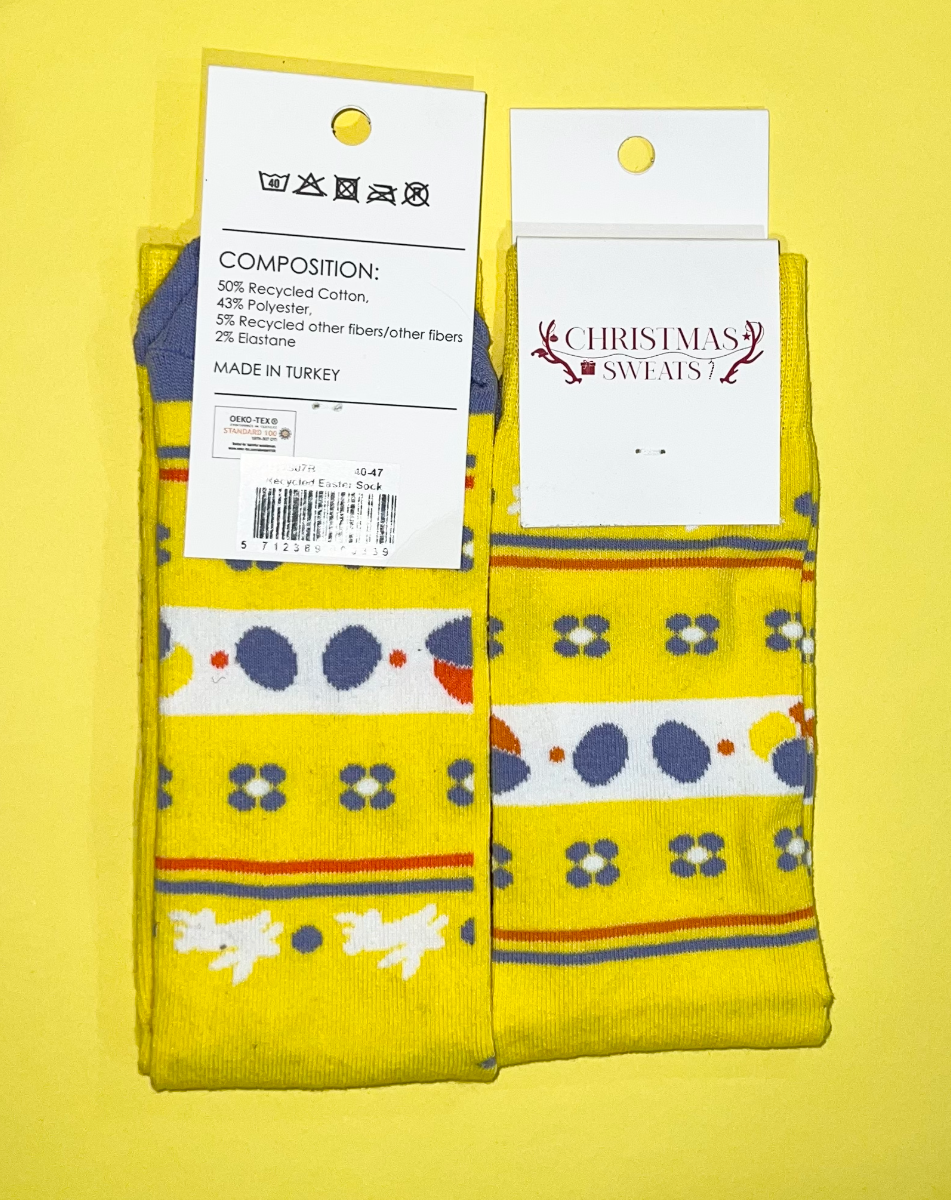 Et par sokker i påsketema i farven gul med mønster og påskeæg.