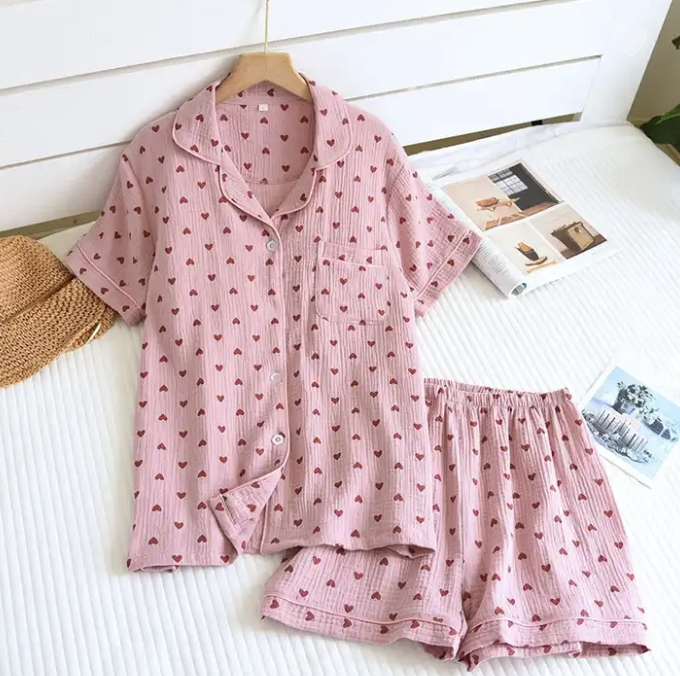 Et sæt rosa pyjamas.